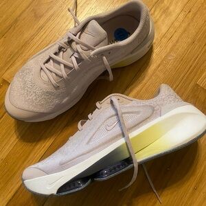 NEW Nike(WMNS) Versair 'Platinum Violet Soft Yellow size 10